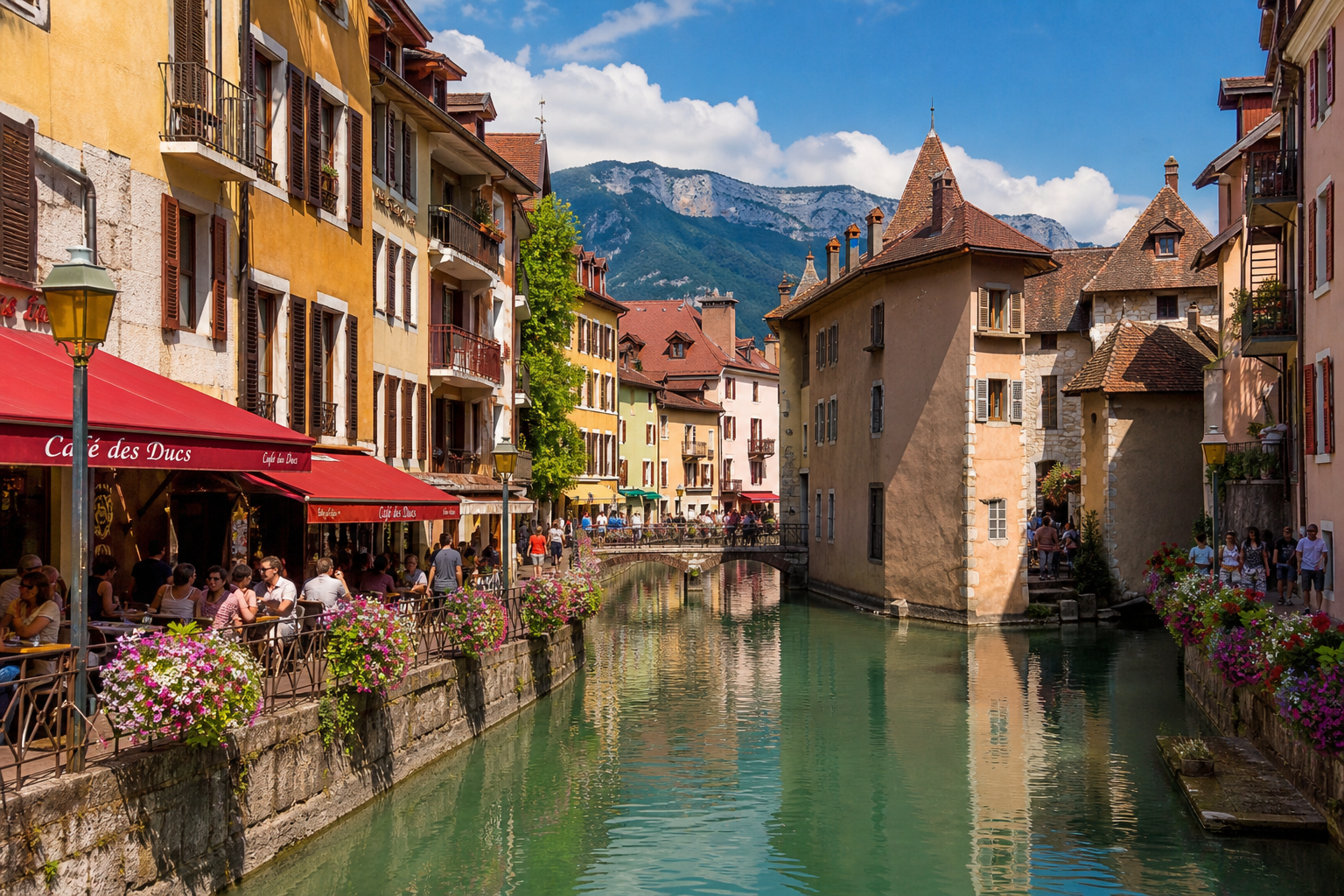 Centro storico di Annecy Strade acciottolate e canali fioriti nel centro storico di Annecy