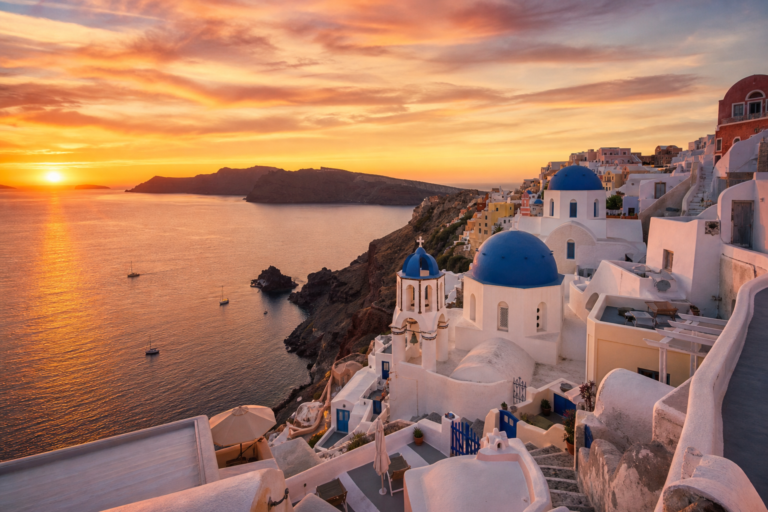 Itinerario a Santorini: Guida Completa tra Caldera e Tramonti