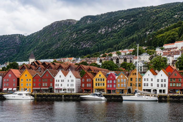 Itinerario a Bergen: Guida Completa tra Fiordi e Montagne