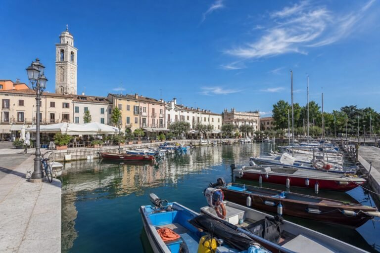 Noleggio auto e transfer a Desenzano del Garda: Guida Pratica