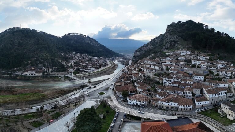 Berat in solitaria: Mangalem, Gorica e Kalaja senza auto