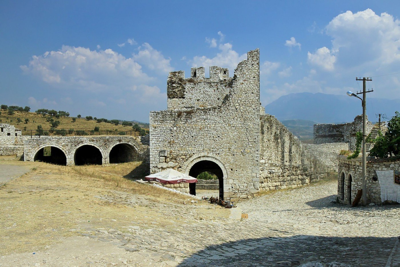 Strutture in pietra della cittadella di Berat sulla collina
