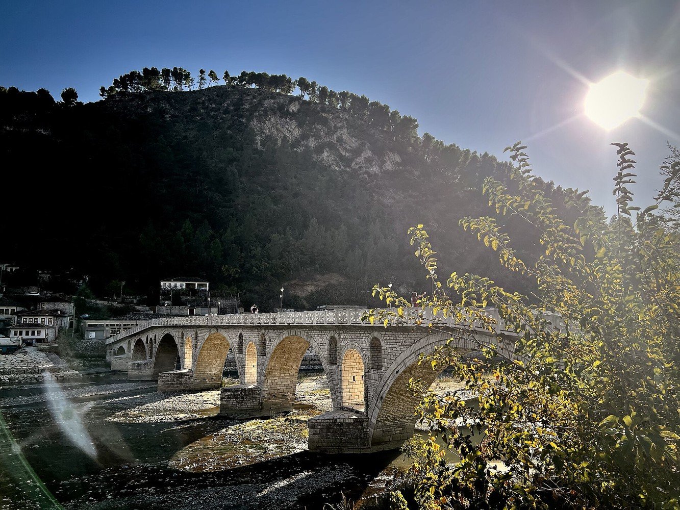 Ponte di Gorica sul fiume Osum tra i quartieri storici di Berat