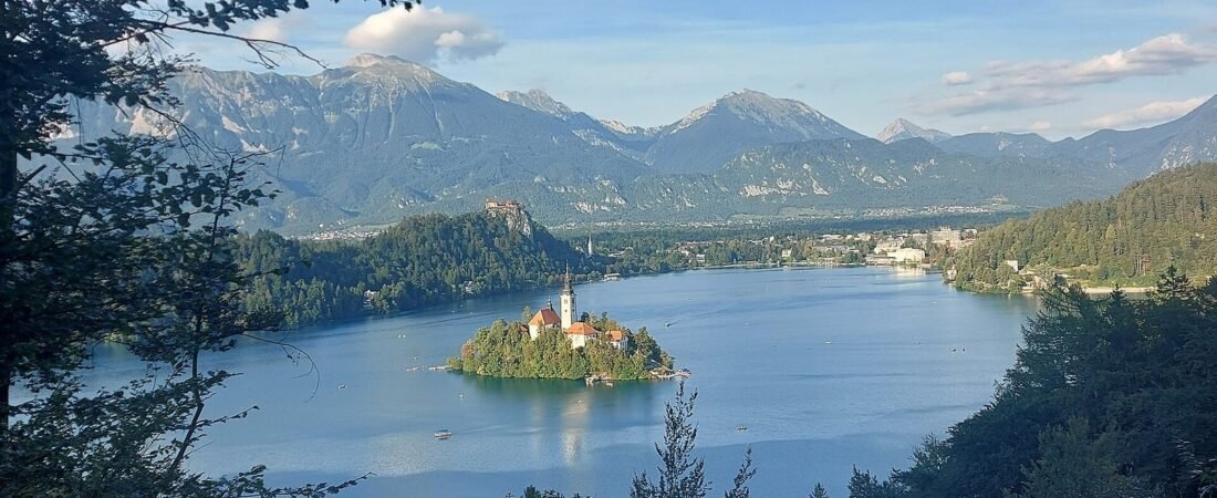 Bled in solitaria: lago, castello e isola senza auto