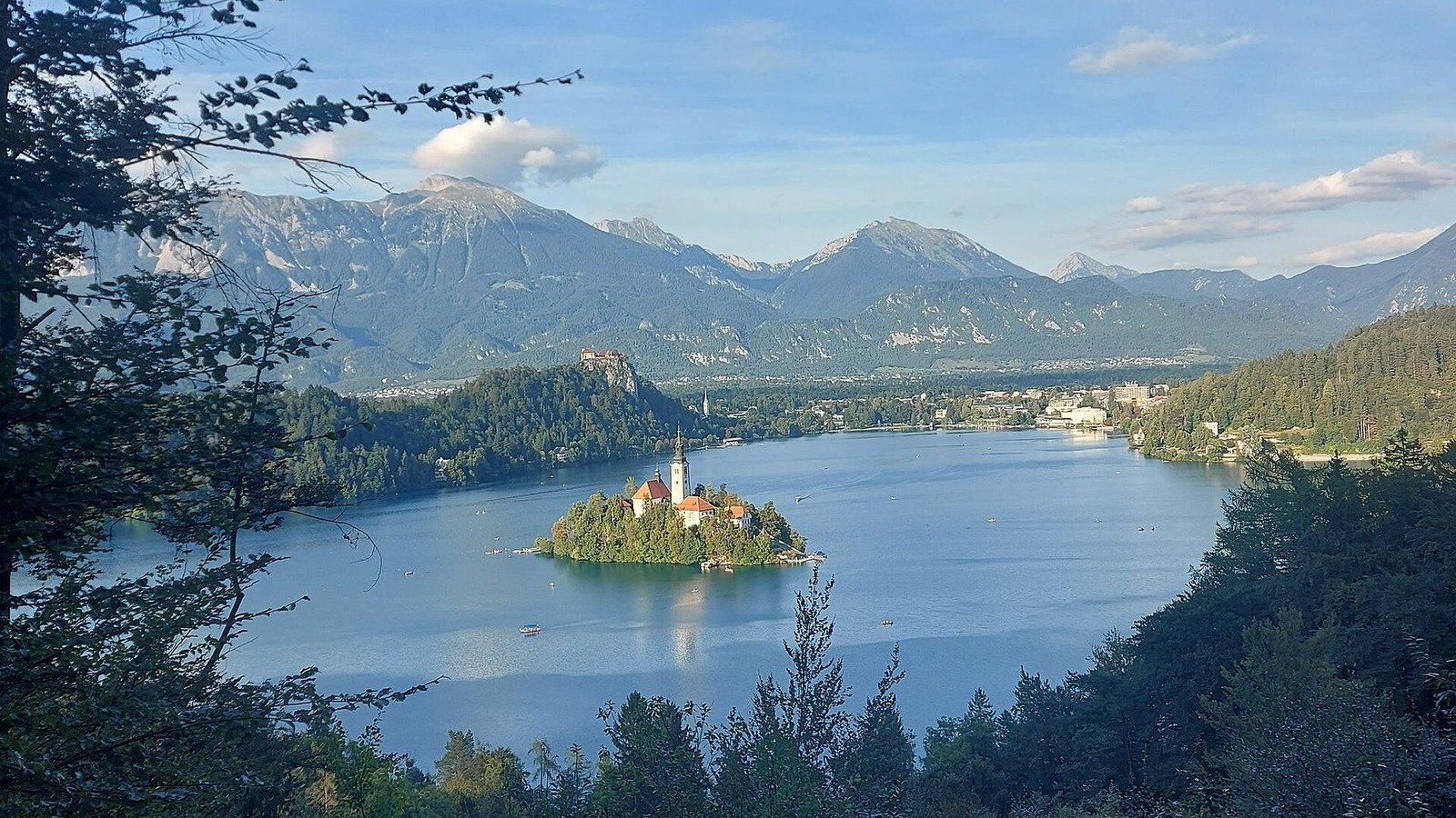 Bled in solitaria: lago, castello e isola senza auto