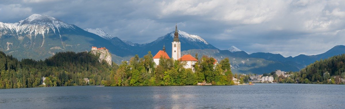 Castello di Bled arroccato sulla scogliera sopra il lago