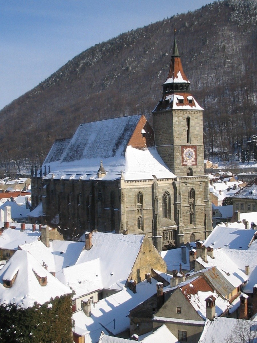 Biserica Neagră di Brașov vista tra le vie del centro storico in inverno