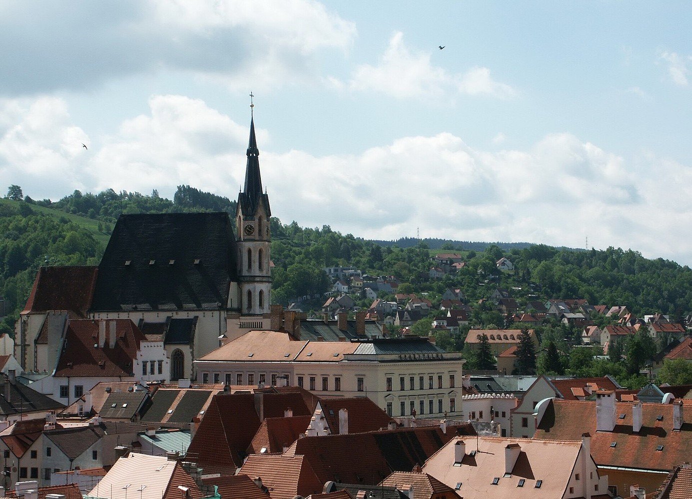 Veduta della chiesa di San Vito sopra i tetti di Český Krumlov
