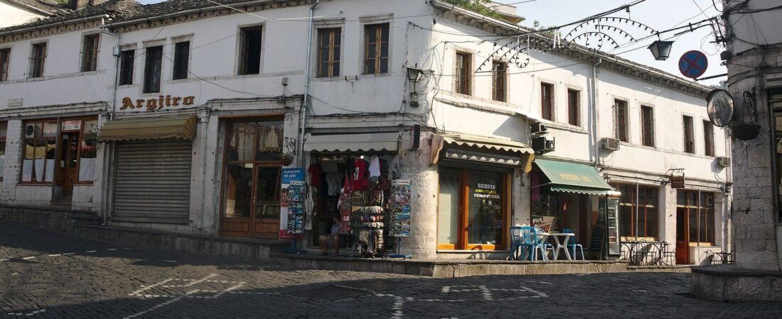 Gjirokastër in solitaria: guida lenta alla città di pietra