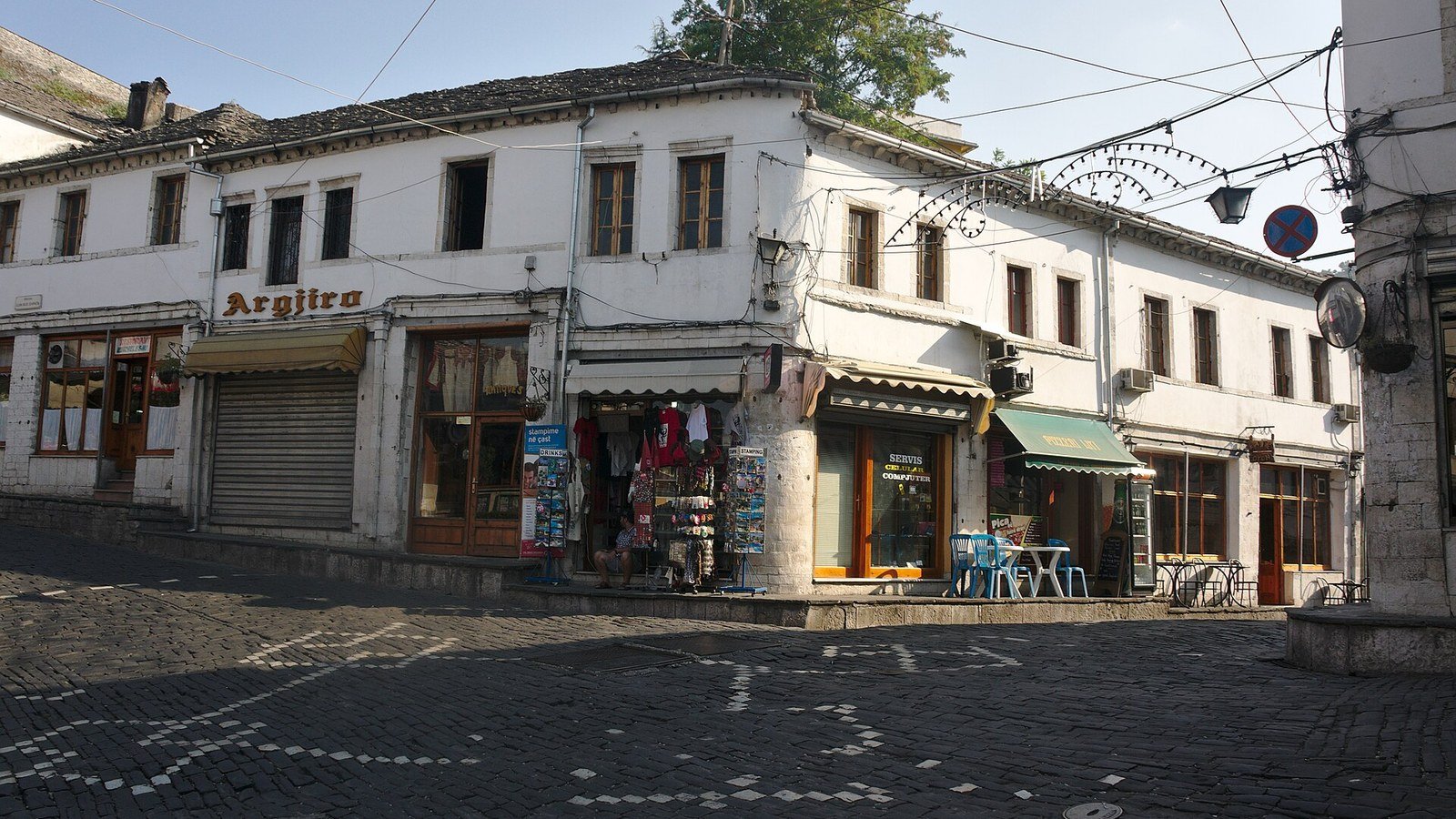 Gjirokastër in solitaria: guida lenta alla città di pietra
