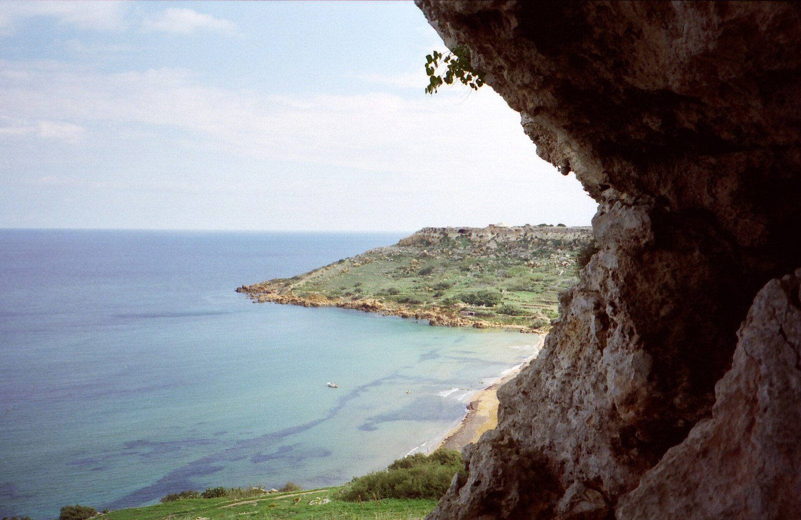Sabbia rossastra e mare a Ramla Bay, Gozo