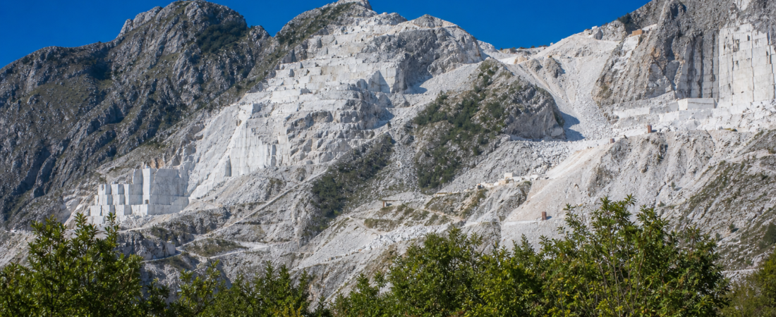 Carrara in solitaria: cave di marmo, centro storico e lardo di Colonnata — guida senza auto nella città delle Alpi Apuane