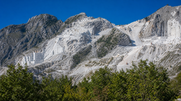 Carrara in solitaria: cave di marmo, centro storico e lardo di Colonnata — guida senza auto nella città delle Alpi Apuane
