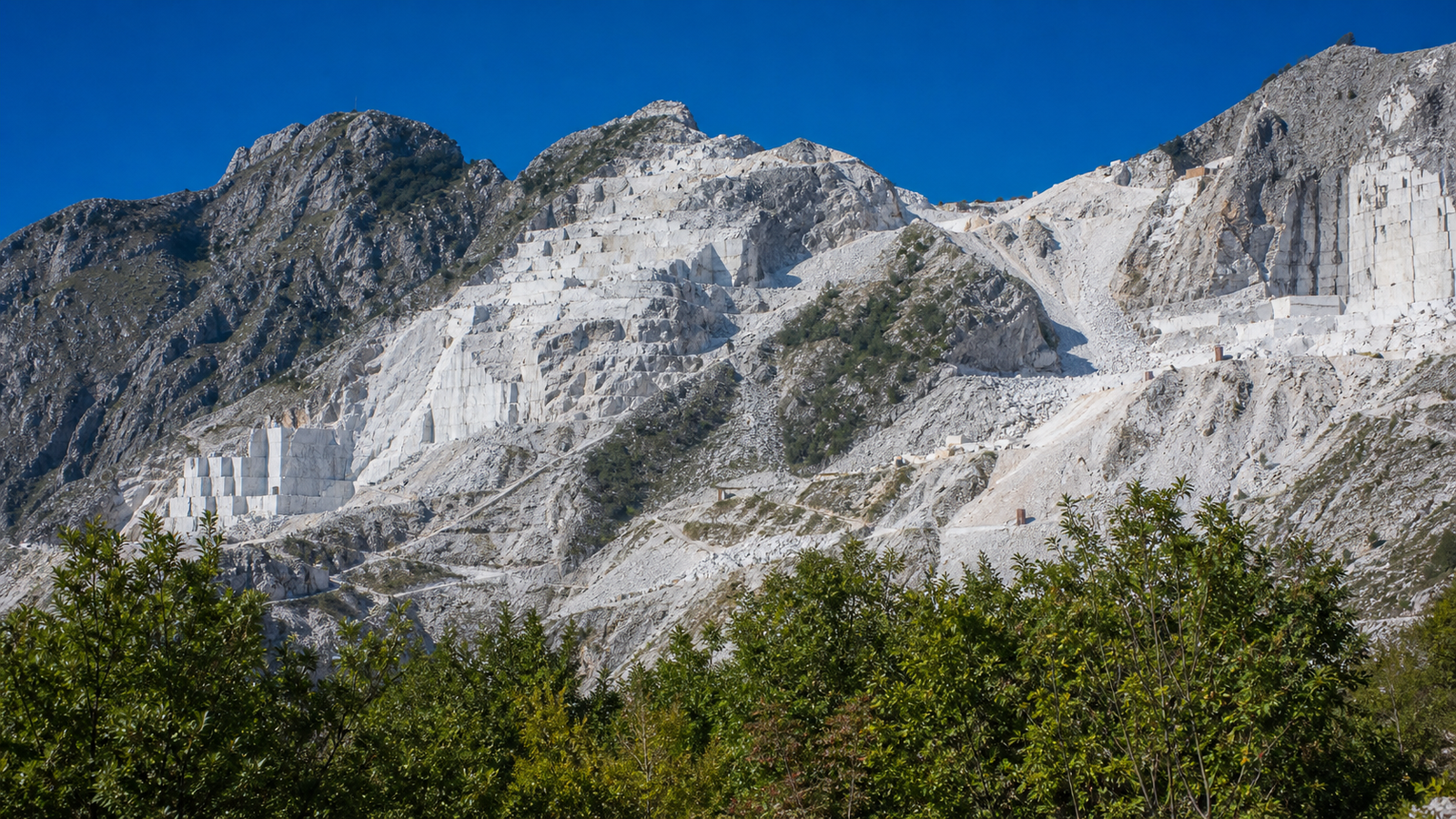 Carrara in solitaria: cave di marmo, centro storico e lardo di Colonnata — guida senza auto nella città delle Alpi Apuane