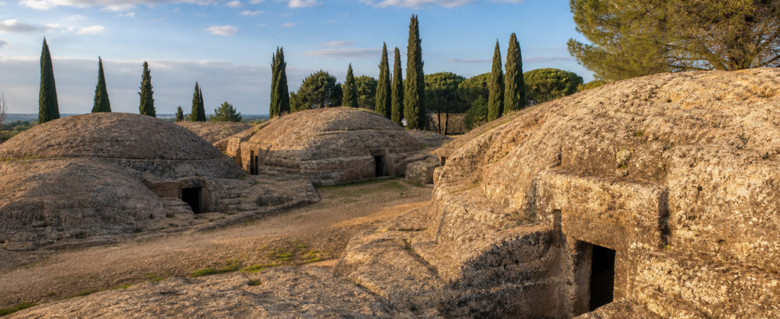 Tarquinia in solitaria: Necropoli Etrusca, Monterozzi, centro storico e sapori della Tuscia — guida senza auto