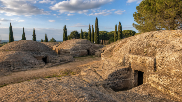 Tarquinia in solitaria: Necropoli Etrusca, Monterozzi, centro storico e sapori della Tuscia — guida senza auto
