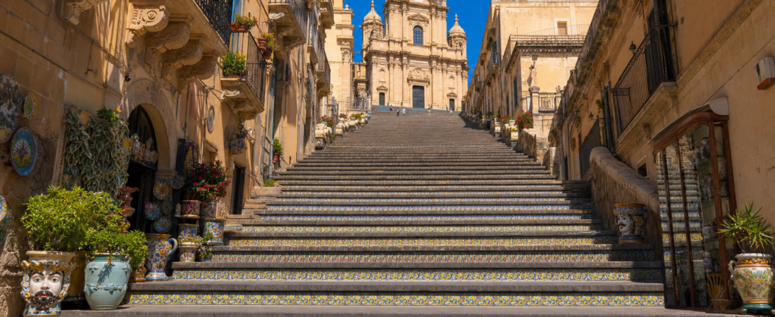 Caltagirone in solitaria: guida senza auto tra ceramica e scale