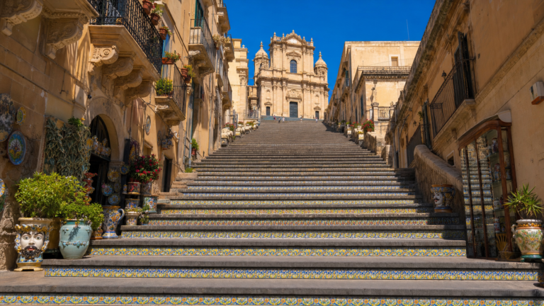 Caltagirone in solitaria: guida senza auto tra ceramica e scale