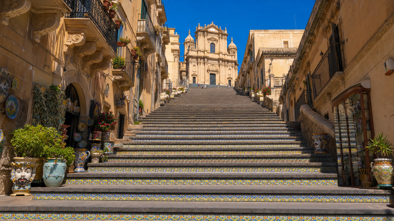 Caltagirone in solitaria: guida senza auto tra ceramica e scale