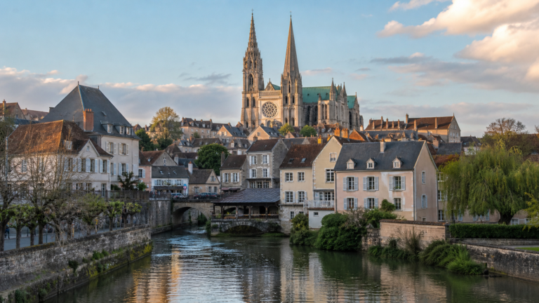 Chartres in solitaria: guida senza auto tra cattedrale e vetrate