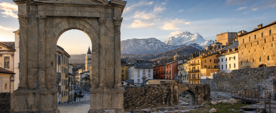 Aosta in solitaria: arrivo treno, Arco d’Augusto, Teatro Romano, Sant’Orso, castelli e fontina — guida senza auto nella capitale delle Alpi