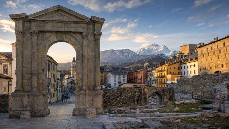 Aosta in solitaria: arrivo treno, Arco d’Augusto, Teatro Romano, Sant’Orso, castelli e fontina — guida senza auto nella capitale delle Alpi