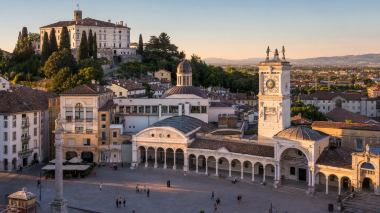 Udine in solitaria: guida senza auto tra piazza liberty e castello