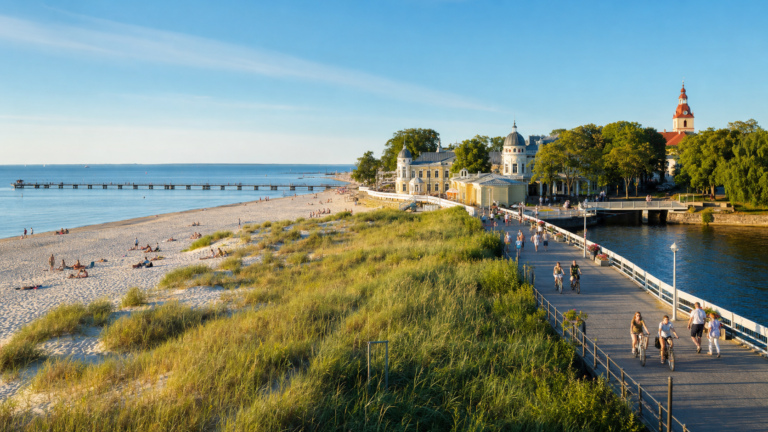 Pärnu in solitaria: guida senza auto tra spiaggia, fango termale e Estonia