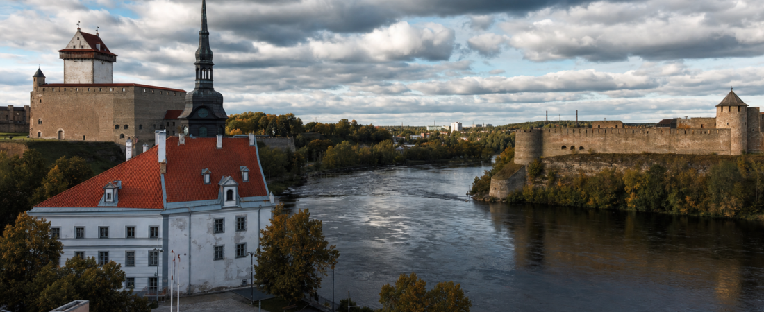 Narva in solitaria: arrivo in treno, castello medievale, fiume Narva e confine Estonia-Russia — guida senza auto