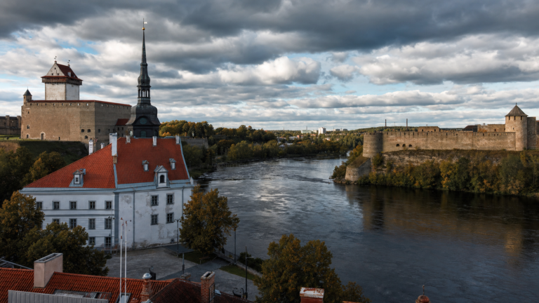 Narva in solitaria: arrivo in treno, castello medievale, fiume Narva e confine Estonia-Russia — guida senza auto