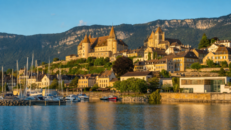 Neuchâtel in solitaria: arrivo in treno, castello medievale, Laténium e lago — guida senza auto in Svizzera