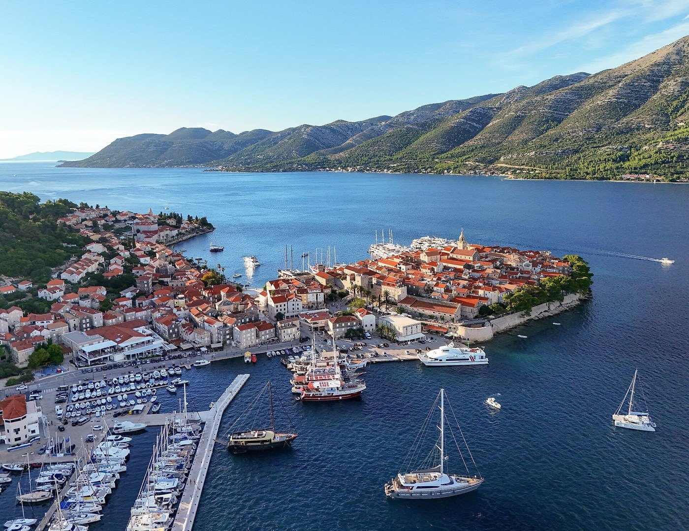 Tetti e mura del centro storico di Korčula Town affacciati sul canale