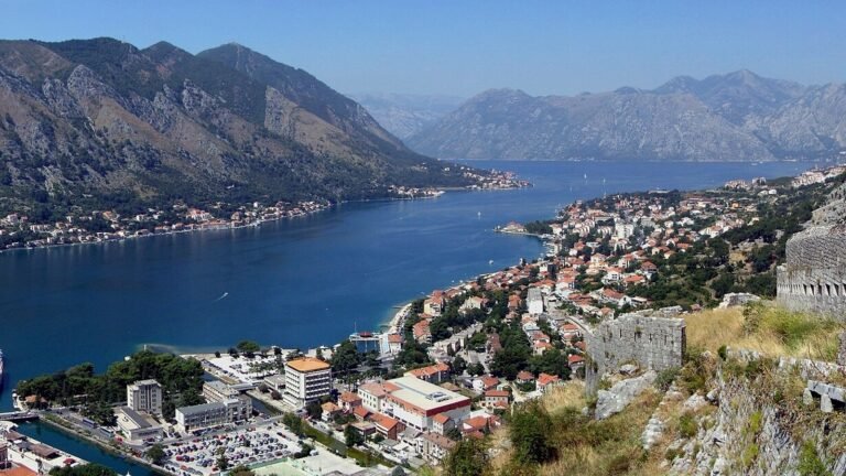Kotor in solitaria: guida pratica senza auto tra mura e baia