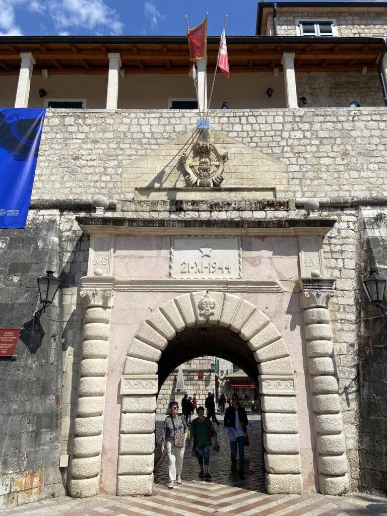 Porta principale della città vecchia di Kotor con le mura veneziane