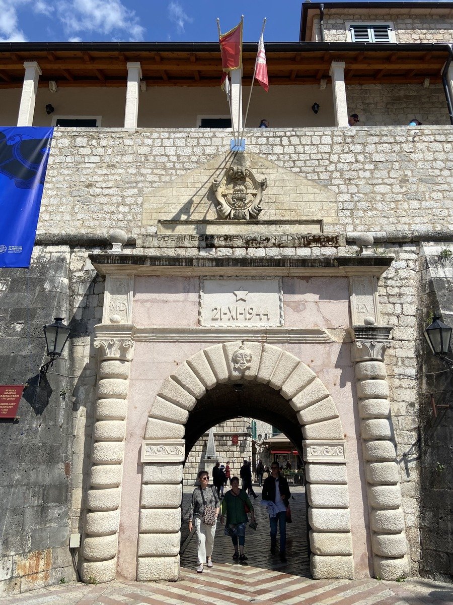 Porta principale della città vecchia di Kotor con le mura veneziane