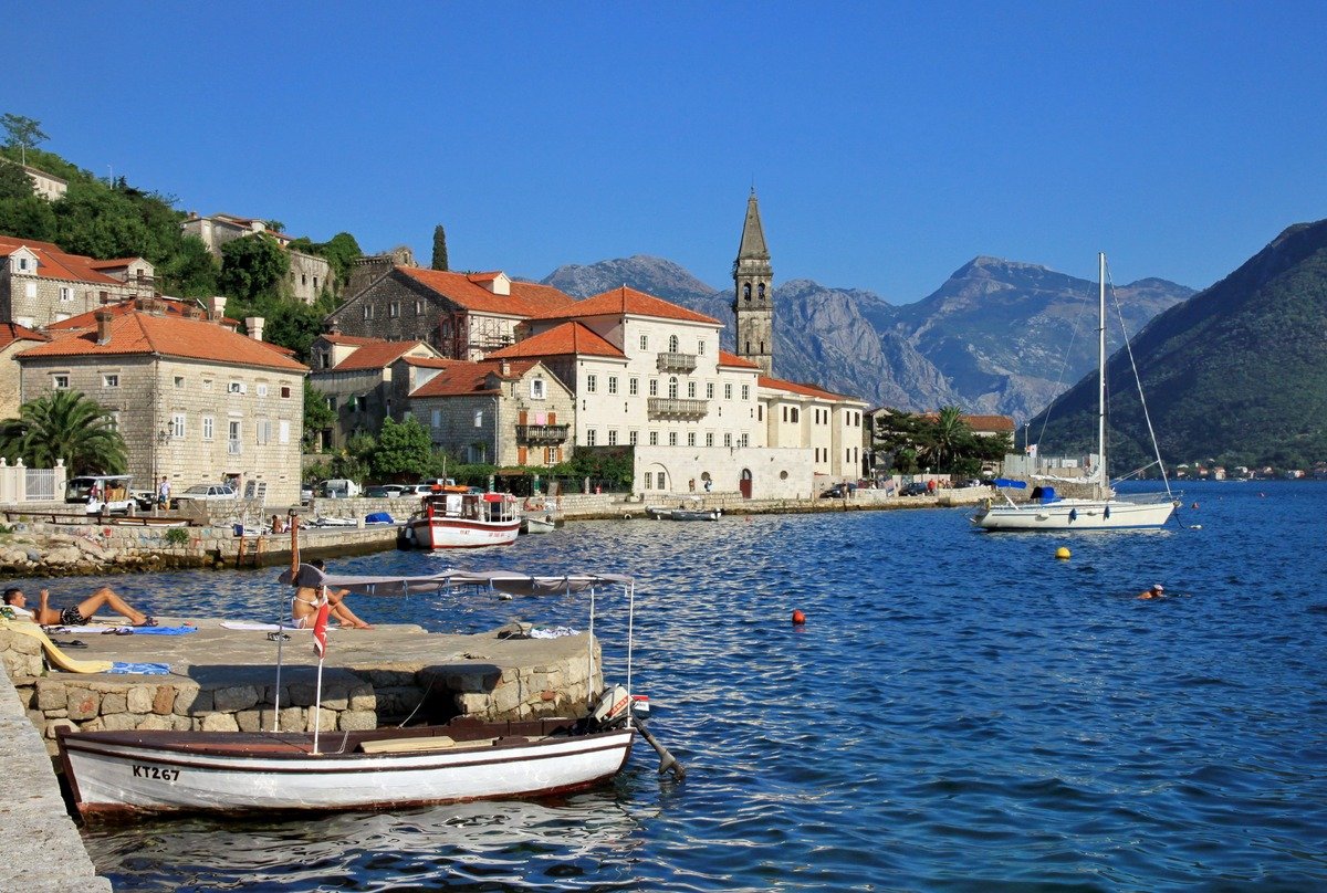 Veduta di Perast con le isole artificiali dalla costa occidentale