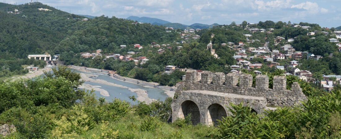 Kutaisi in solitaria: guida pratica tra Rioni, Gelati e grotte