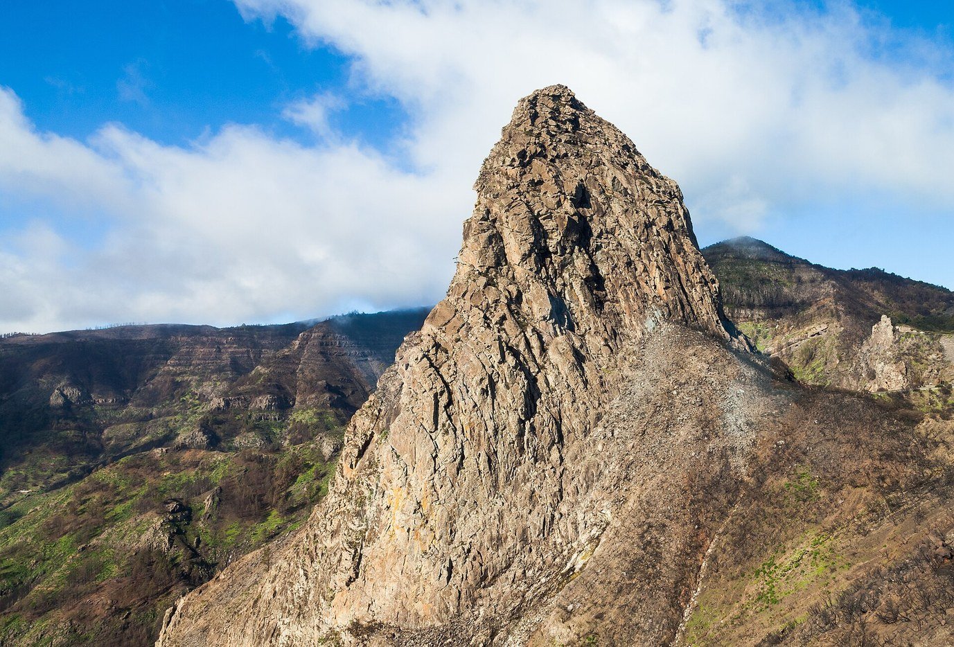 Roque de Agando nel paesaggio montano di La Gomera
