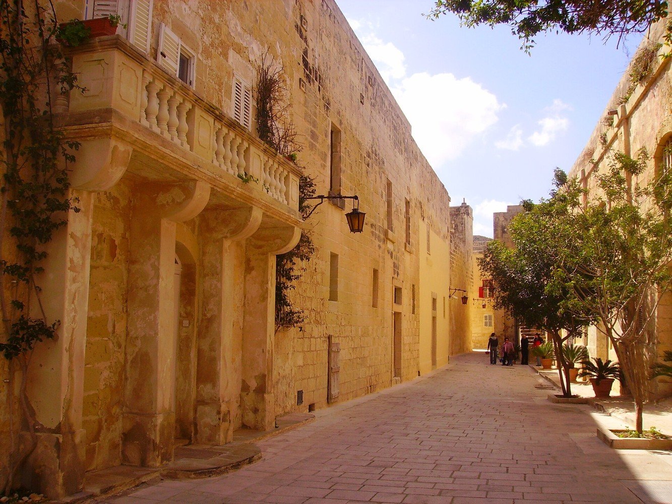 Strada in pietra nel centro storico pedonale di Mdina