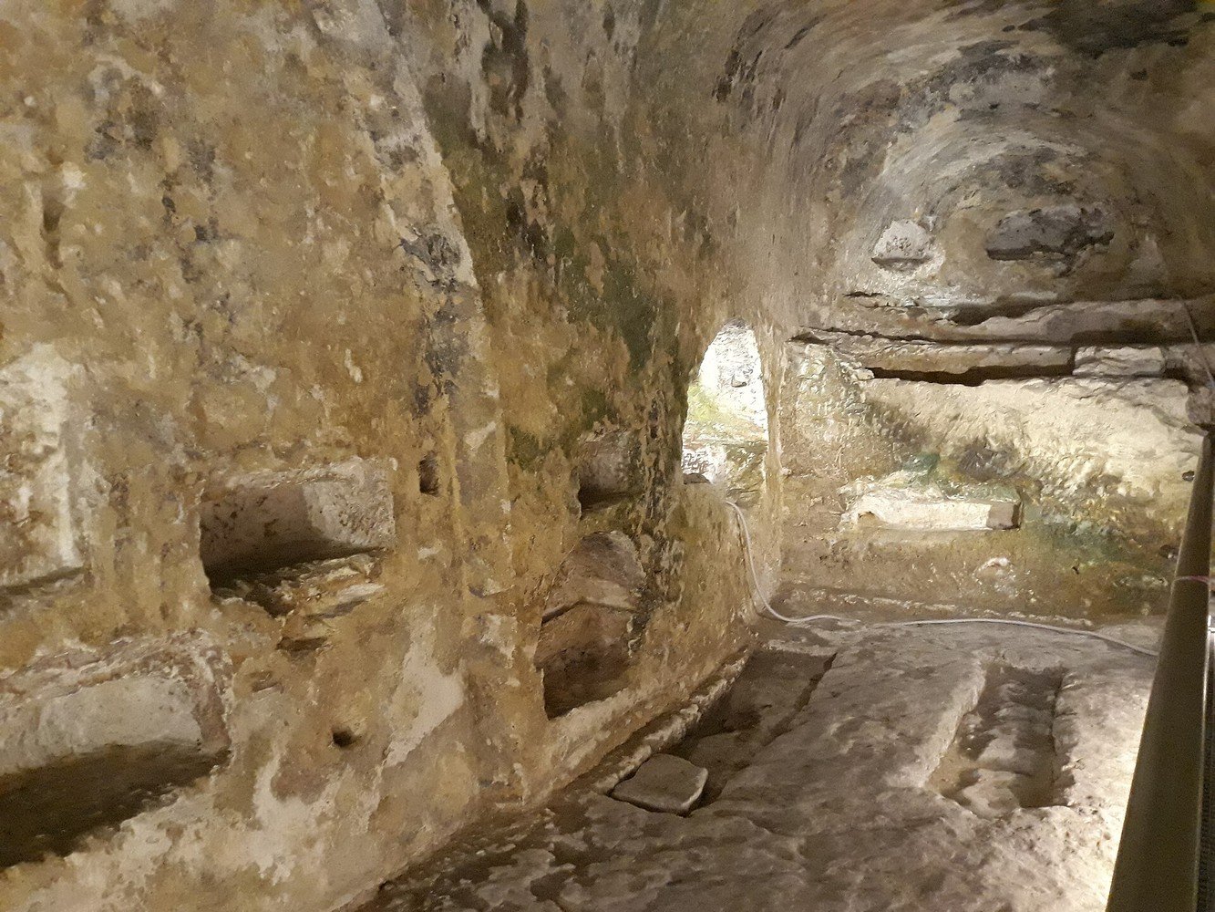 Corridoio scavato nella roccia delle Catacombe di San Paolo a Rabat