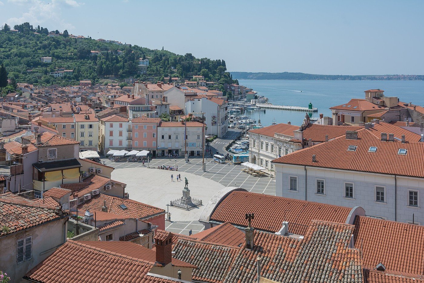 Piazza Tartini osservata dall’alto nel centro pedonale di Piran