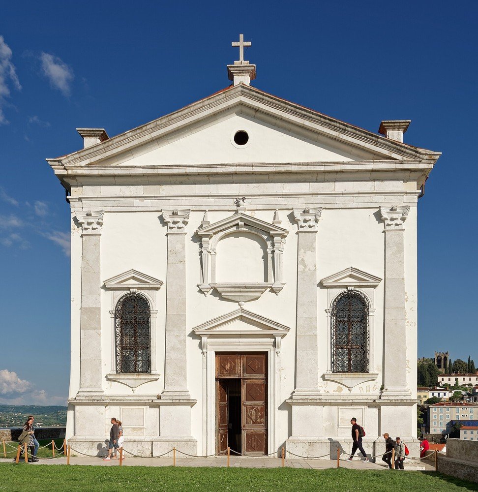 Facciata della chiesa di San Giorgio sopra il centro storico di Piran