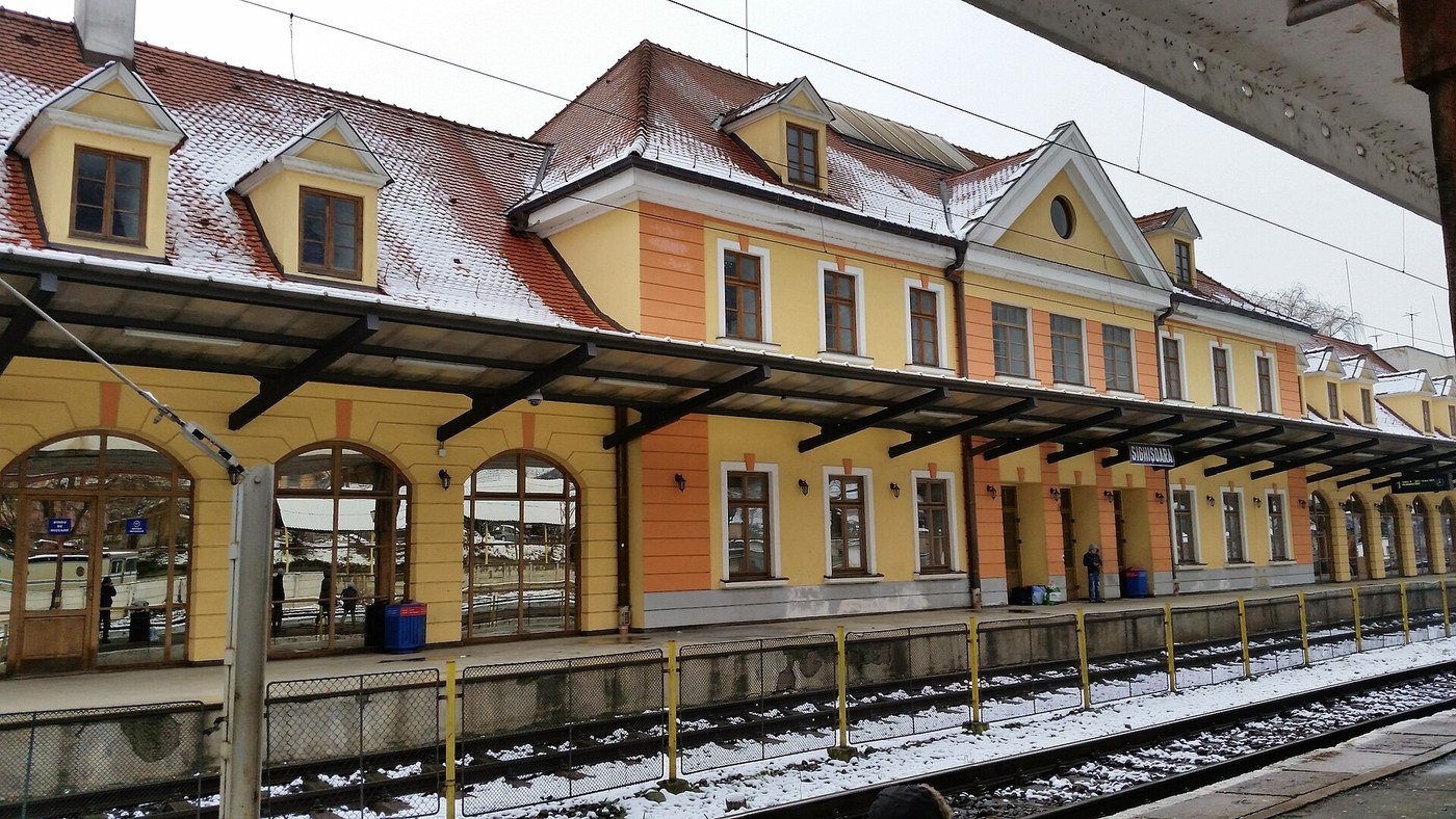 La stazione ferroviaria di Sighișoara, punto di arrivo per chi viaggia senza auto