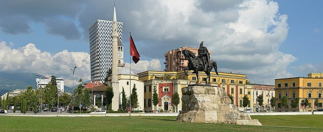 Tirana in solitaria: guida tra storia, bunker, funivia e vivace vita notturna