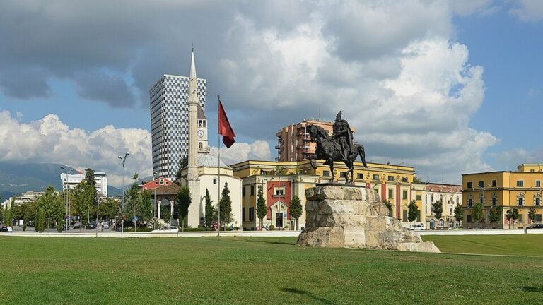 Tirana in solitaria: guida tra storia, bunker, funivia e vivace vita notturna