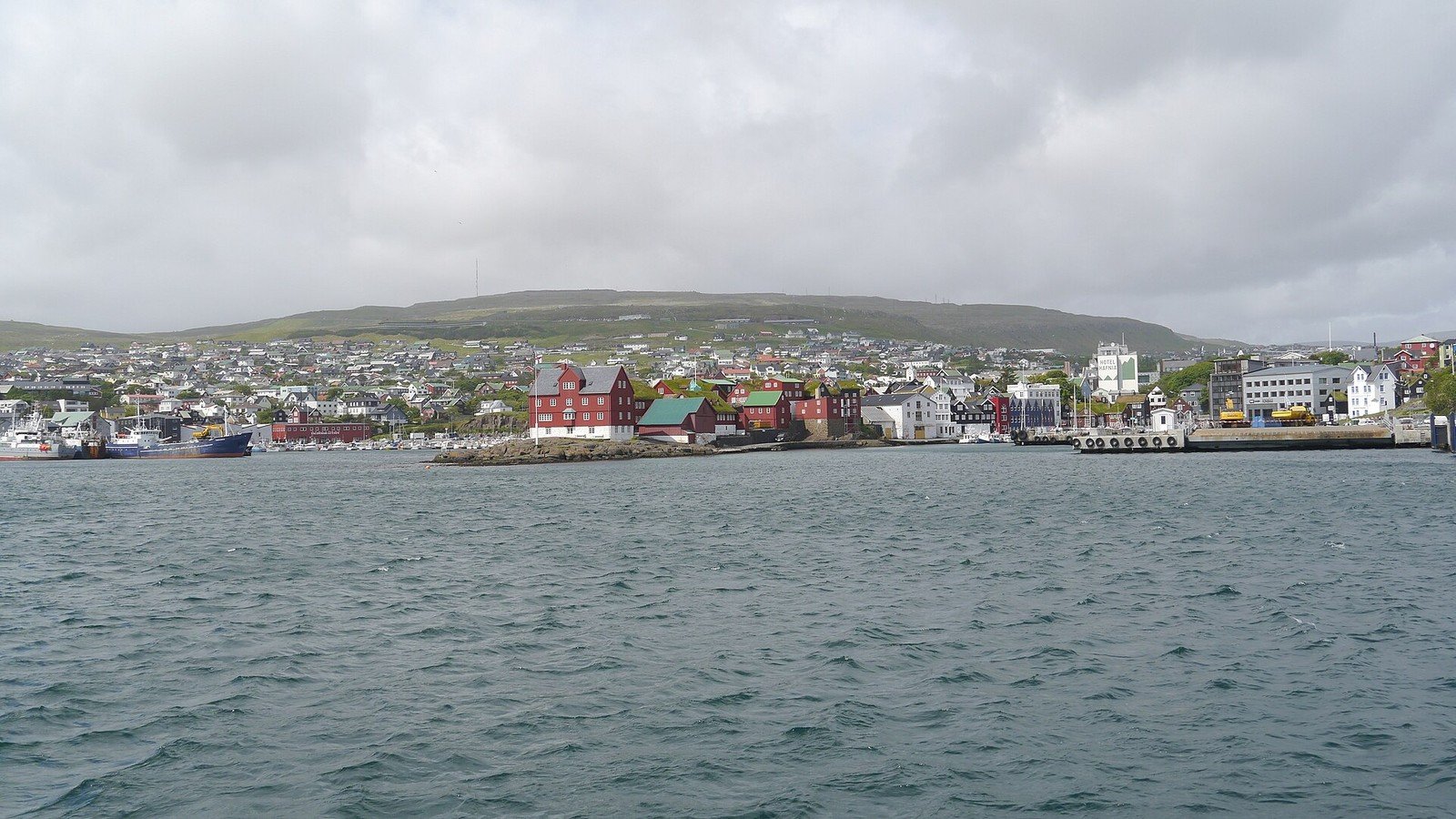 Torshavn in solitaria senza auto: bus, porto e gite realistiche