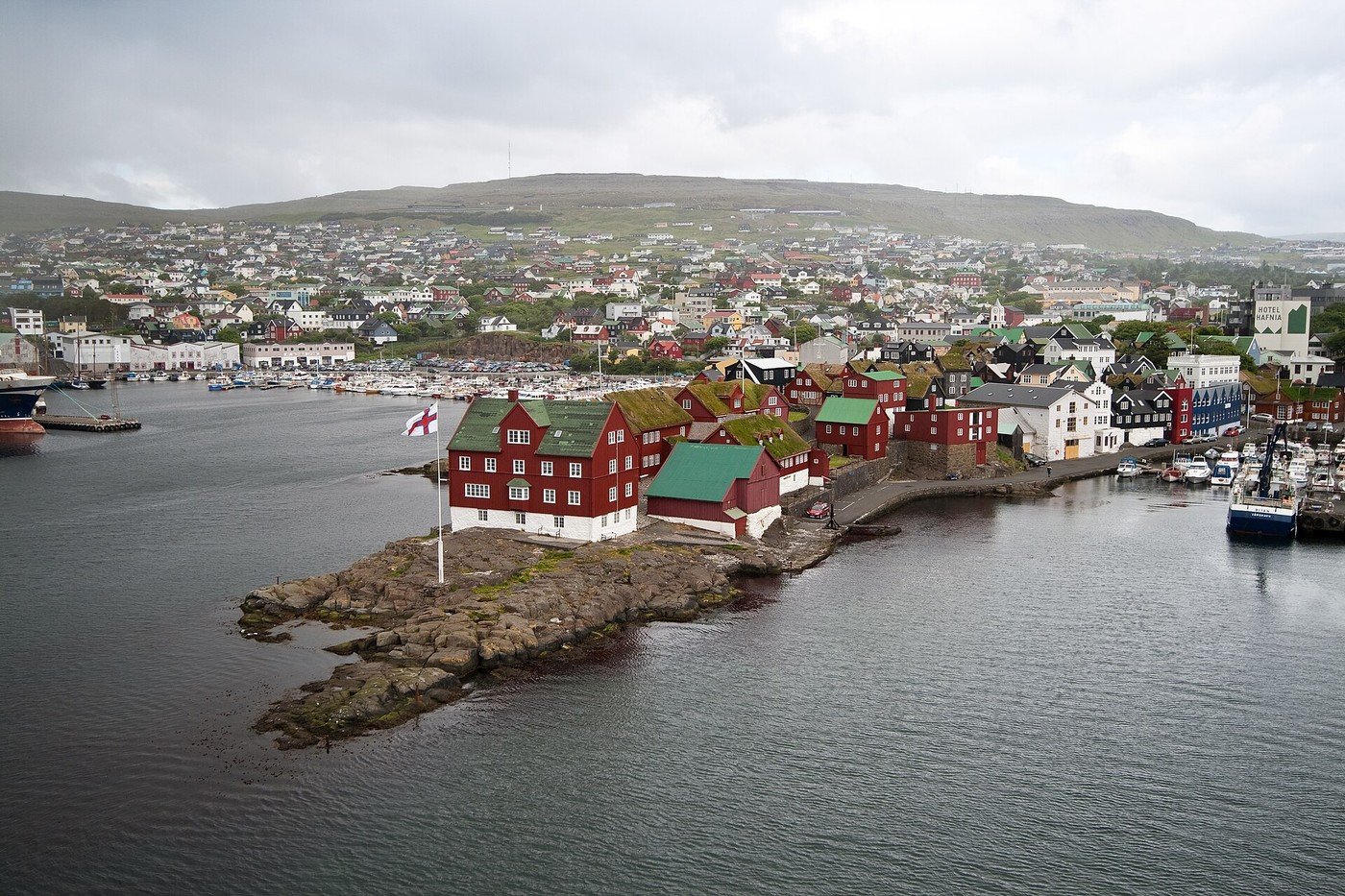 Case rosse con tetti erbosi nel quartiere storico di Tinganes a Tórshavn