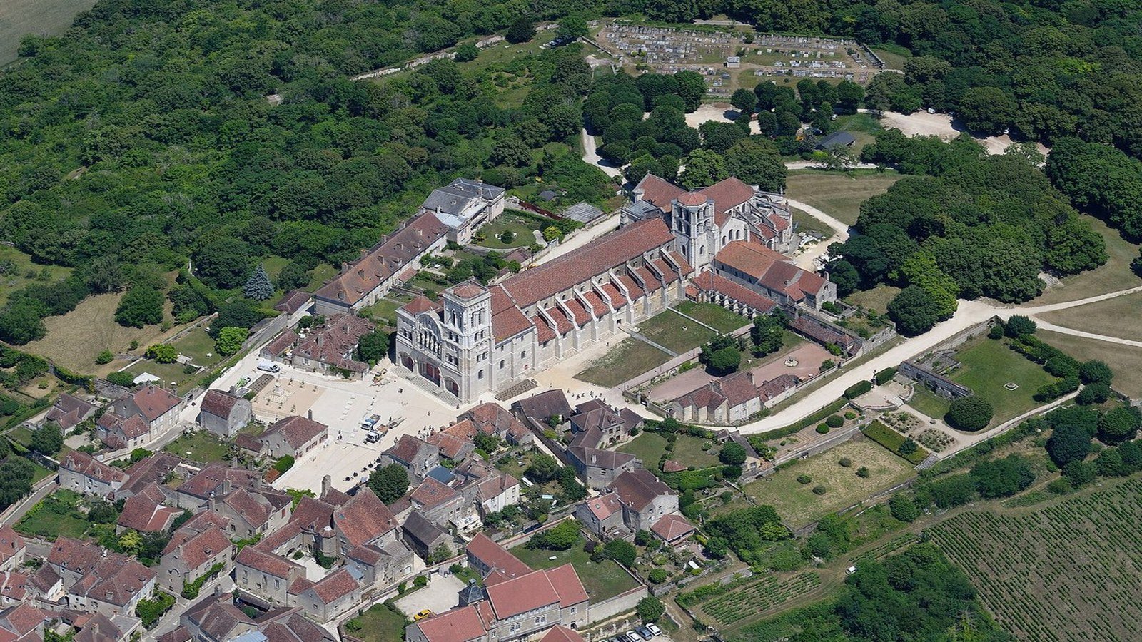 Vézelay basilica on its hilltop near Avallon, UNESCO World Heritage, Burgundy