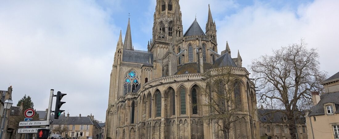 Bayeux in solitaria: l’arazzo, la cattedrale e le spiagge dello sbarco