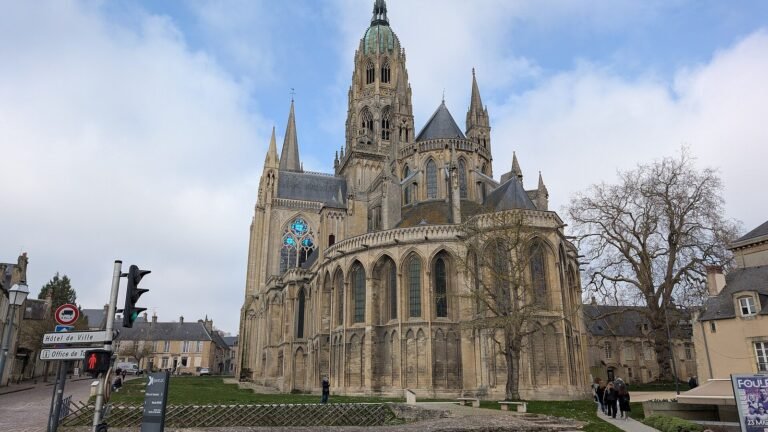 Bayeux in solitaria: l’arazzo, la cattedrale e le spiagge dello sbarco